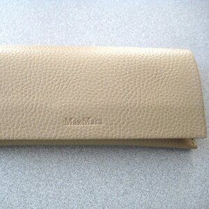 ESTATE MAX MARA BEIGE LEATHER MAGNETIC CLOSURE EYEGLASS CASE 7 1/2" x 3 1/4"